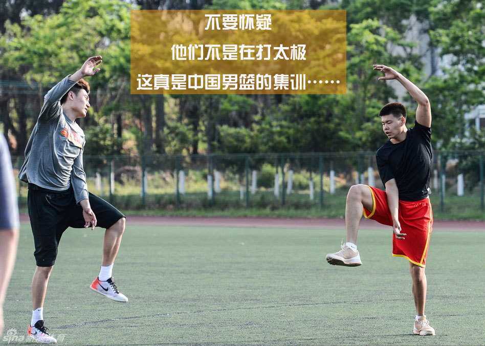 在高原的烈日下，身穿红色训练服的中国男篮队员们正在田径场上进行体能拉练，他们排成整齐的队列，眼神坚毅地望向终点，虽然气喘吁吁但嘴角依然挂着笑意，仿佛前方真的有鸡腿在招手。