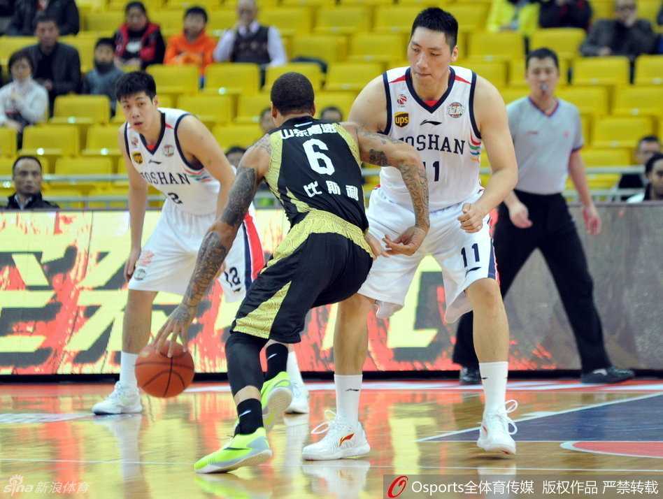 格雷格·奥登在空无一人的训练馆里高高跃起双手重扣，巨大的手掌死死抓住篮筐，仿佛要把这些年所有的憋闷都砸进篮筐