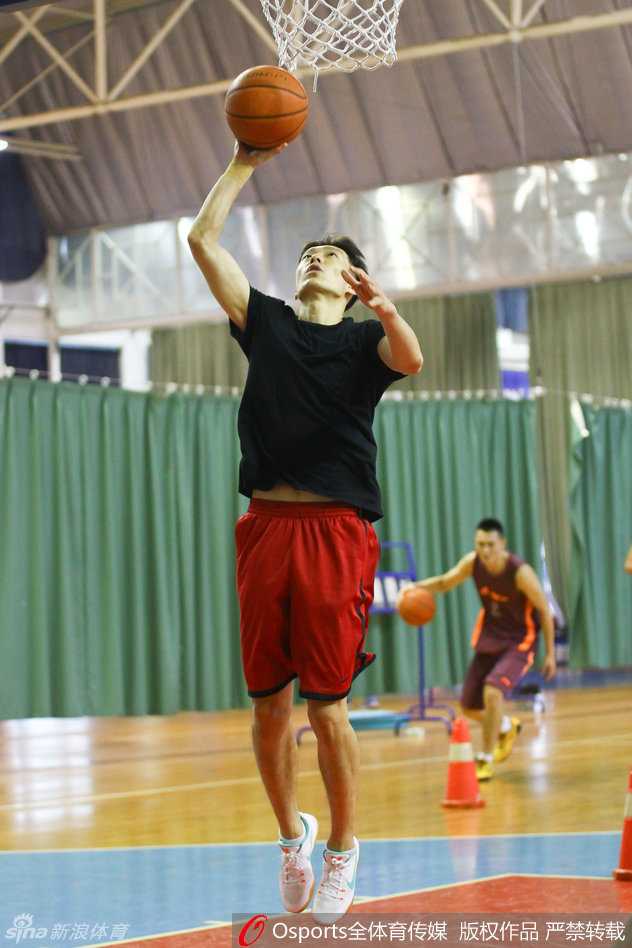 唐正东在篮下卡位要球，他利用庞大的身躯牢牢占据有利位置，眼神专注而坚定，尽管汗水淋漓，但每一个动作都充满了决心。