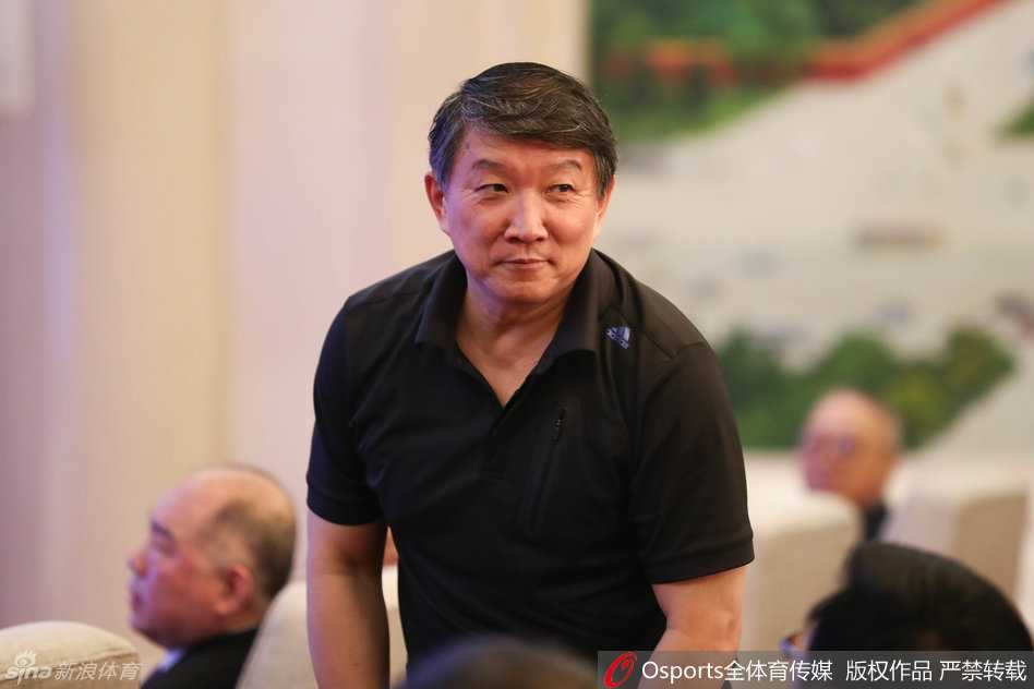 江苏队长易立神情坚毅地手持一块象征着主场的篮球队地板，这个特殊的环节寓意着他们将主场荣耀带在身边，征战四方。