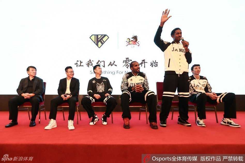 江苏男篮三外援马尚·布鲁克斯、萨缪尔斯与队友在人民大会堂前留下珍贵合影，背景的国徽与石柱映衬出他们新赛季的雄心壮志。