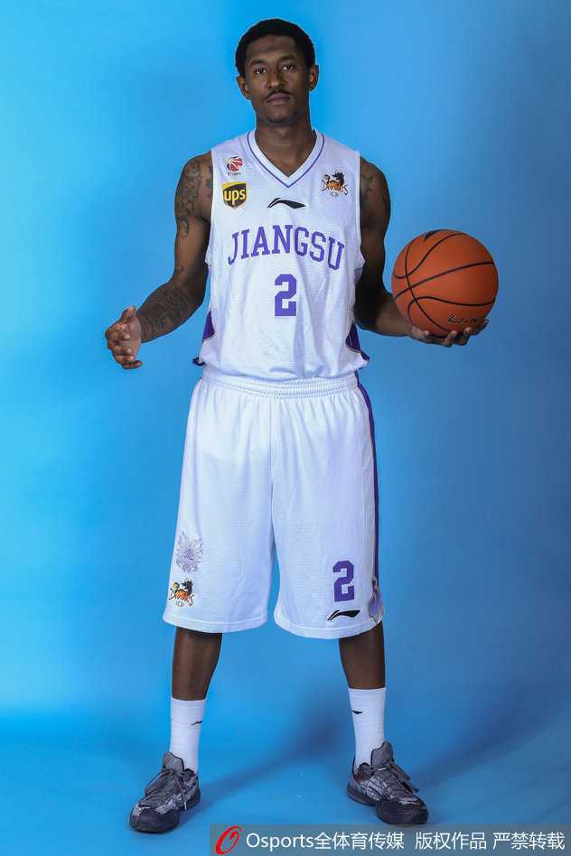 奥登、布鲁克斯与另一位队友组成外援三人组，奥登憨厚地微笑着，布鲁克斯眼神灵动，三人的组合拳被看作是江苏队冲击季后赛的最强武器。