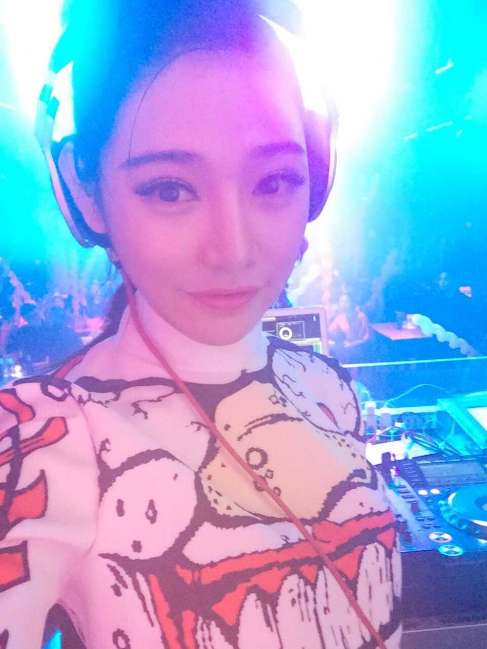 江苏肯帝亚篮球宝贝面孔精致，在日常装扮下显出邻家女孩般清纯可人的气质，微笑如春风拂面。