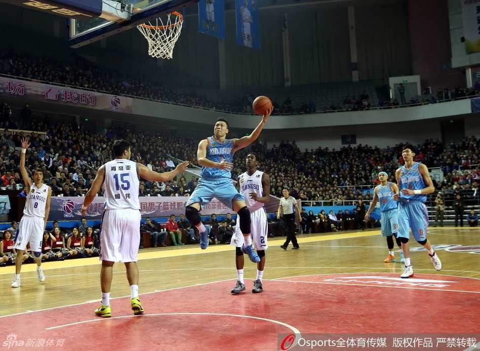 西热力江空中滑翔上篮，身体折叠拉满弓，灵动如游龙