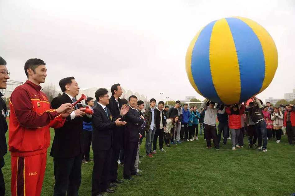 六位世界冠军级护旗手身着领奖服，神情专注地紧随刘炜身后，他们共同组成了校运会史上星光熠熠的护旗队。