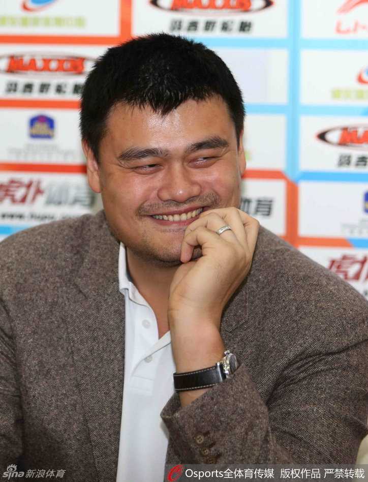 姚明在新赛季发布会上开怀一笑的瞬间，面对记者们的长枪短炮，他显得格外轻松，身后的大屏幕预示着大鲨鱼即将开启的全新征程。