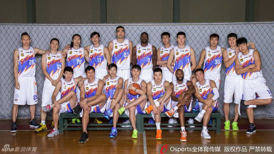 内线支柱伯纳德-詹姆斯与锋线尖刀杨敬敏在训练中神情专注，肌肉的碰撞声仿佛穿透了照片，展现出铁血防守的决心。