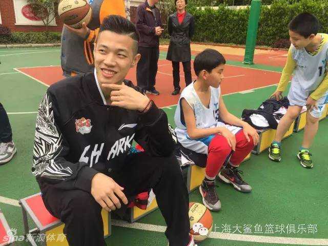 接到“包夹吴冠希”的战术指令后，白队小球员们聚精会神地聆听，眼中燃起了斗志。