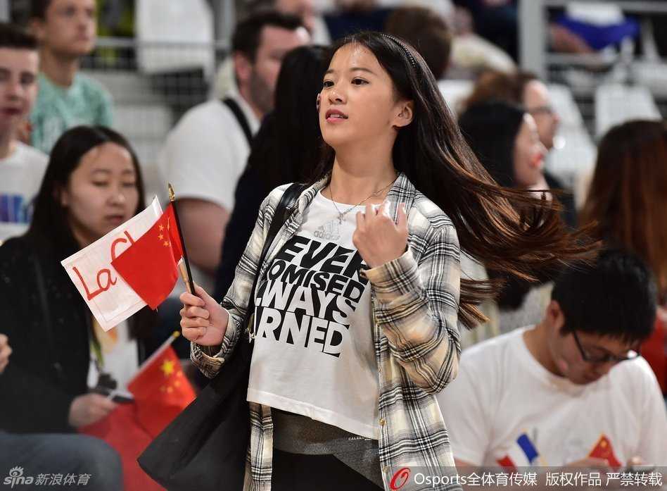 中国女篮核心球员邵婷在对手的严密防守下，持球强行突破。她身形灵动，眼神如炬，面对白俄罗斯队的防线毫无惧色，一次次冲击着对手的内线，本场比赛她砍下了全队最高的18分。