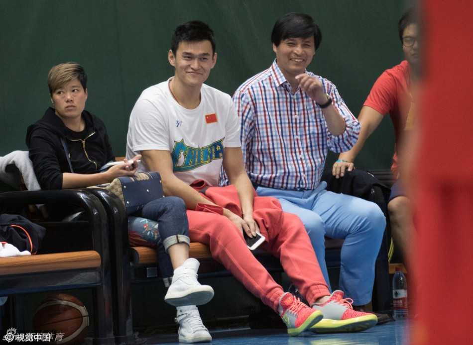 看着场上的激烈对抗，孙杨忍不住与父亲交流起来，脸上带着跃跃欲试的微笑，仿佛在对父亲说：要不我也下场去比划两下？