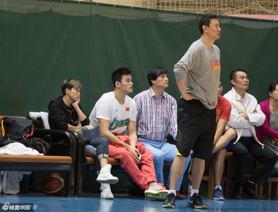 泳坛天王瞬间变为忠实观众，他下意识地抿住嘴唇，眼神里闪烁着思考的光芒，仿佛在将泳池里的战术与眼前的篮球对决进行着跨界的对比。