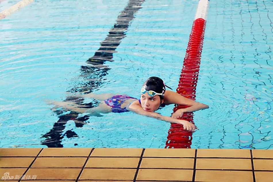 灿烂阳光下，徐珏展现着属于运动的活力与青春的明媚，无论是泳池还是舞池，她都是那道最耀眼的光。
