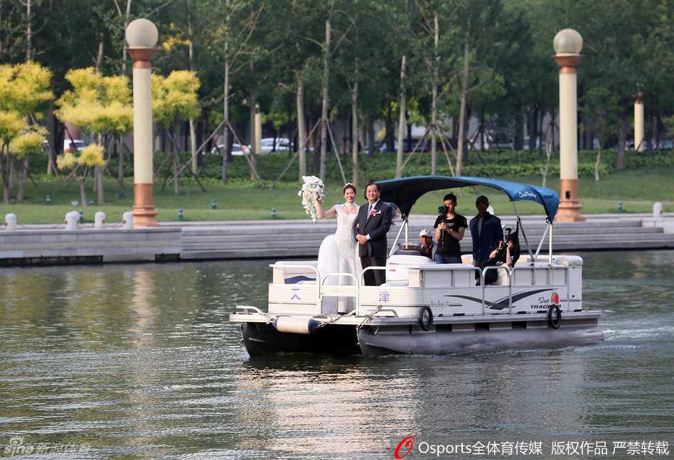 在温馨的典礼现场，新人乘船而来的独特出场方式，为这场婚礼增添了梦幻色彩，仿佛童话中的王子与公主。