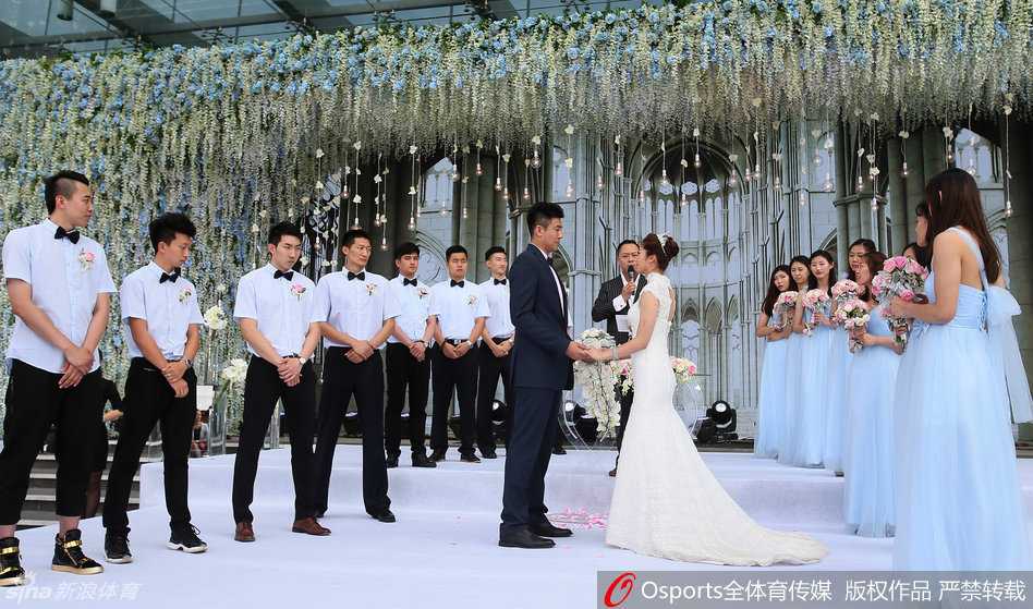 在婚礼的尾声，新人携手放飞象征希望与梦想的气球，他们笑容满面，在亲朋好友的欢呼声中开启了人生的新旅程。