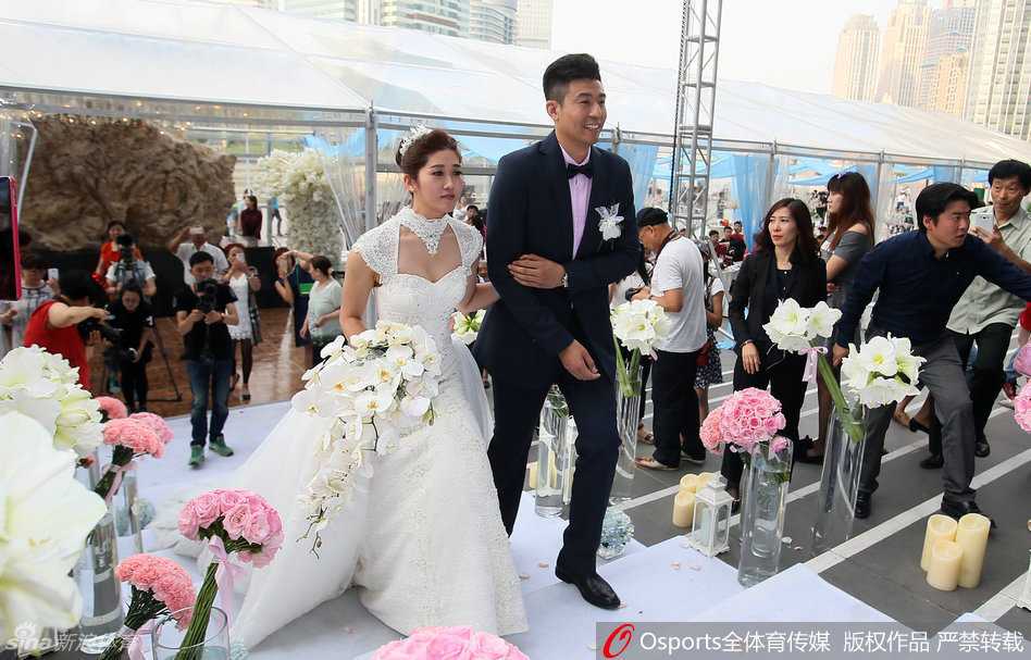 二位新人徐磊和李莹在婚礼上深情对视，眼中只有彼此，这份甜蜜爱恋经过了十年的沉淀，显得愈发醇厚动人。