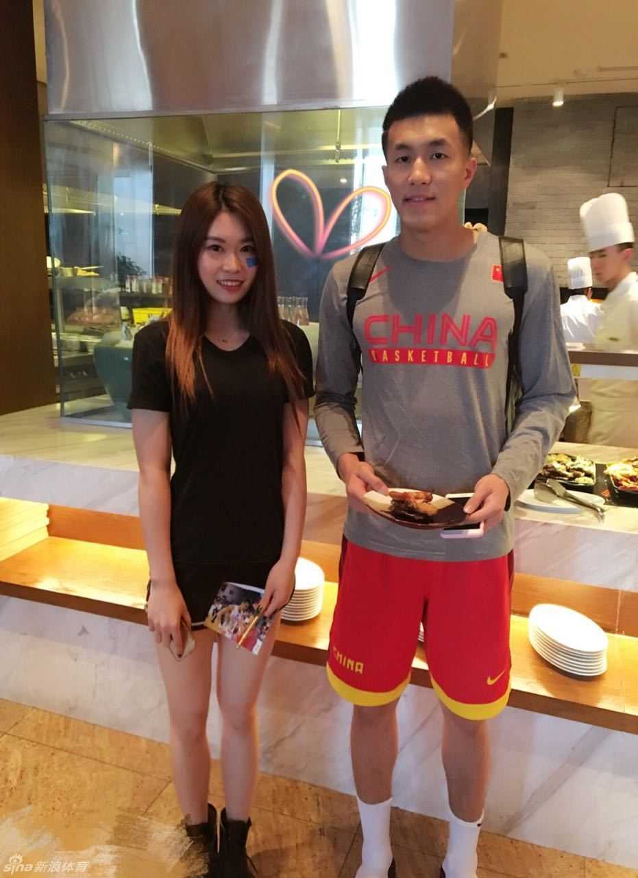 青春洋溢的啦啦队女孩终于与偶像郭艾伦同框自拍，脸上洋溢着梦想成真的喜悦，手中还紧握着刚获得的签名球衣。