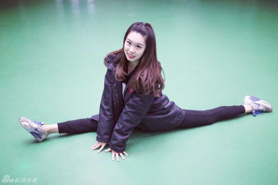 啦啦队全员在表演结束后的大合影，大家高举花球，身姿挺拔，展现了这支年轻队伍强大的凝聚力和永远向上的精神风貌。