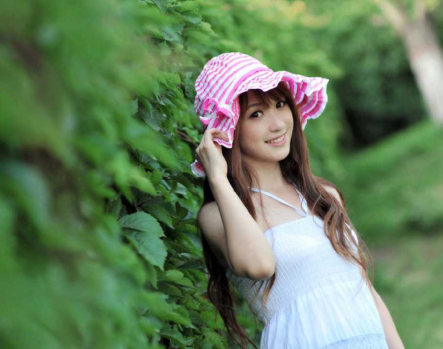 流川哈娜坐在地板上整理着《灌篮高手》的漫画书，画面温馨而怀旧，仿佛能听到湘北队的加油声在耳边回响