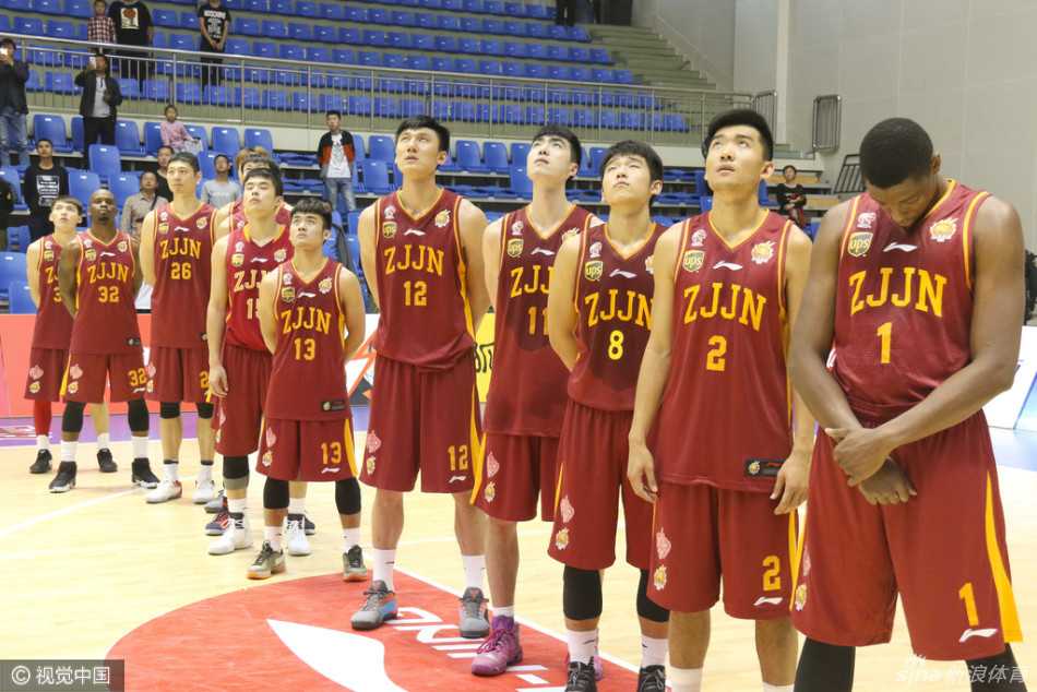 巴蒂斯塔如同内线巨无霸，背身扛开防守球员，以一记势大力沉的双手暴扣终结进攻，篮筐仿佛都在颤抖