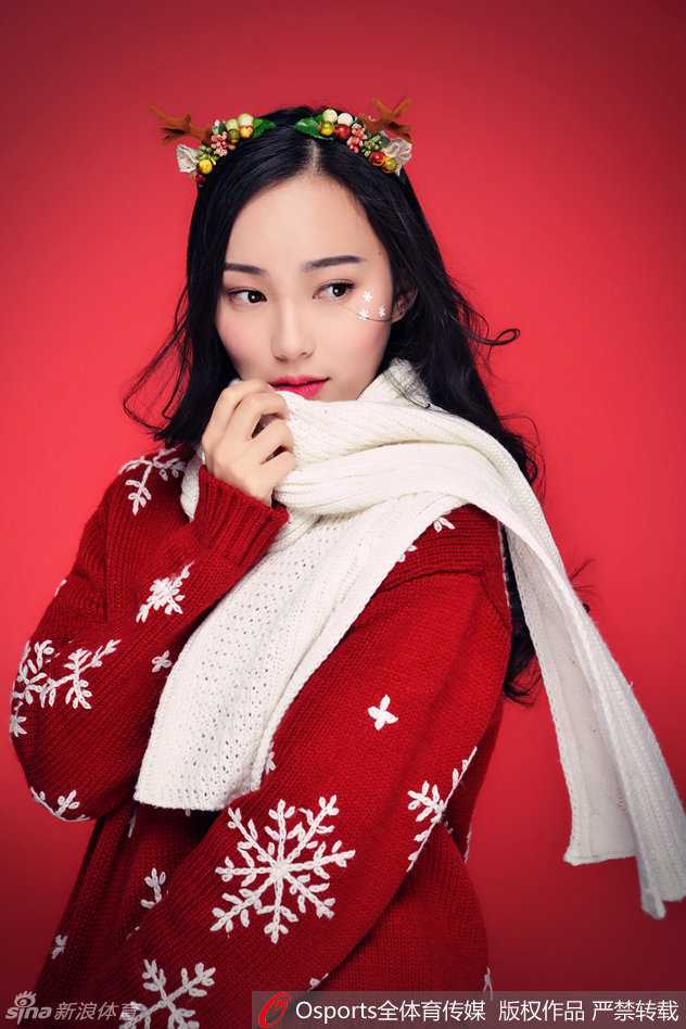 香肩微露，女孩身着圣诞风格的服饰，既保留了少女的羞涩，又透露出一点点成熟的小性感，手中的礼物更是点睛之笔。