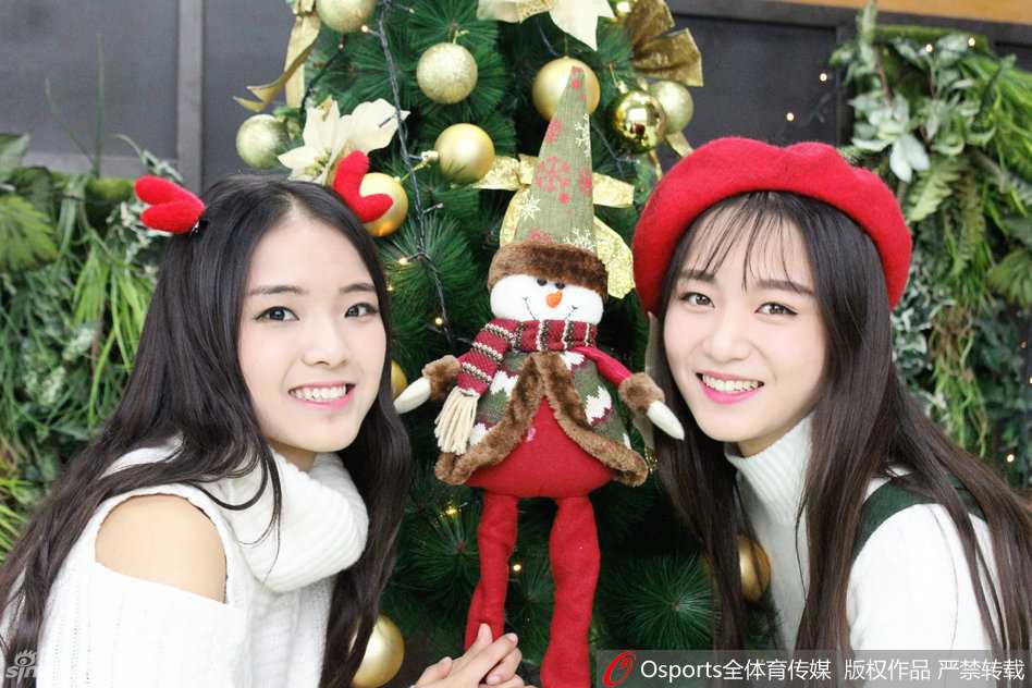 这礼物送给你，女孩双手递出系着蝴蝶结的礼品盒，眼神真诚而明亮，仿佛在圣诞夜给最亲密的朋友准备惊喜。