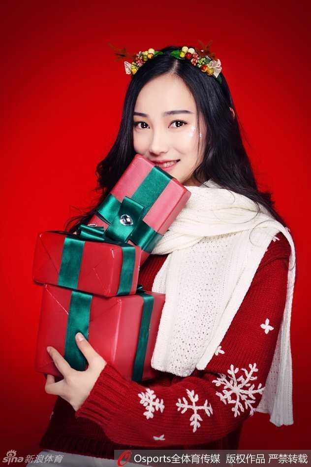 甜美可人的女孩在圣诞树前笑得像个孩子，这份发自内心的喜悦极具感染力，让人忍不住跟着她一起嘴角上扬。