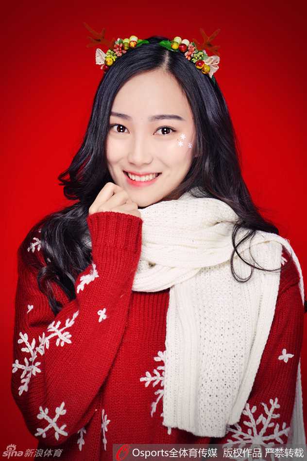 她手捧精心包装的礼品盒，歪着头嘟起粉嫩的小嘴，眼神里满是天真无邪的俏皮，仿佛在问你是否愿意收下这份圣诞心意。