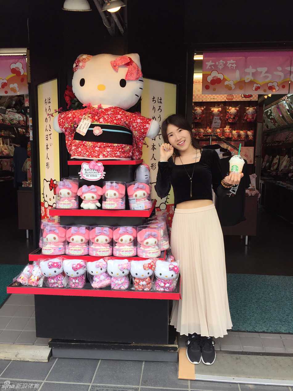 细雨蒙蒙的异国码头，球员胡雪峰身着休闲外套独自撑伞而行，目光深邃地望向远方，仿佛在思考着篮球与人生的下一站旅程。