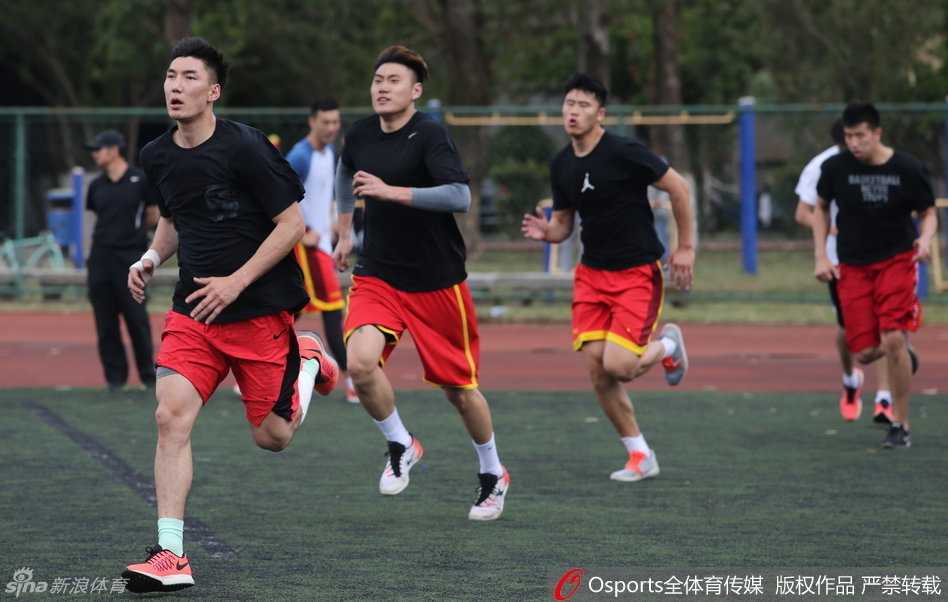 训练场上，队员们争先恐后地向前冲刺，但排在最后一位的球员脸上却露出了既痛苦又搞笑的夸张表情，仿佛在无声地呐喊：“都给我跑快点！别偷懒！”，这一幕成了全场的笑点