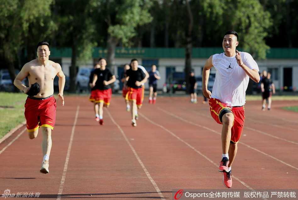 翟晓川在体能测试中一马当先，将队友李根甩在身后，展现出极佳的竞技状态。