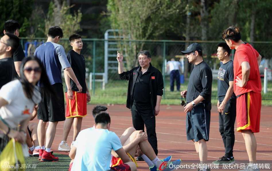 队长周鹏在训练中以身作则，尽管疲惫但依然卖力奔跑，汗水湿透了衣衫，为全队树立了榜样。