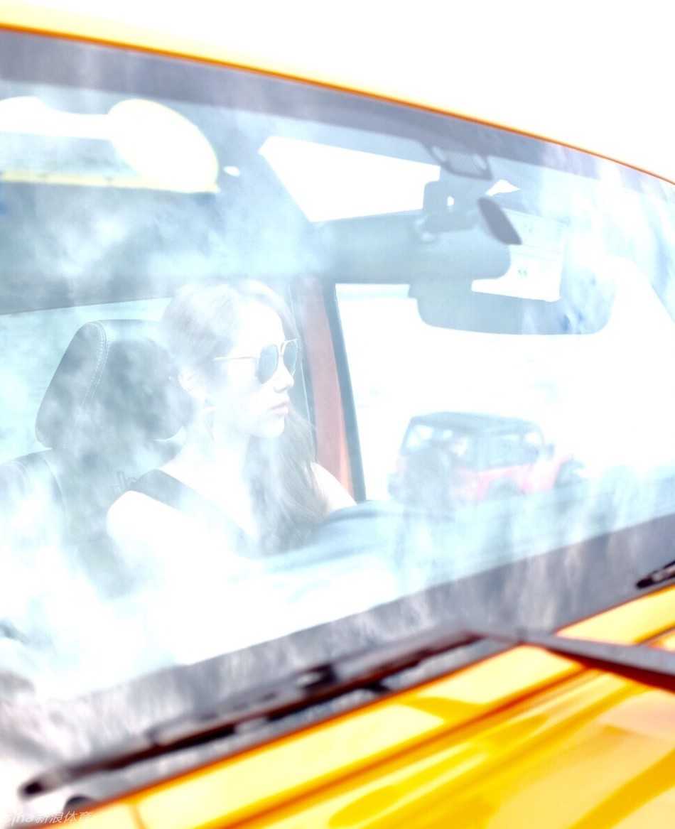 陈露戴着精致的草帽，眼神透过帽檐望向远方，嘴角带着一丝若有若无的笑意。背景是椰林树影，她简约的比基尼造型与热带风情完美融合，既有明星的派头，又不失亲切感。