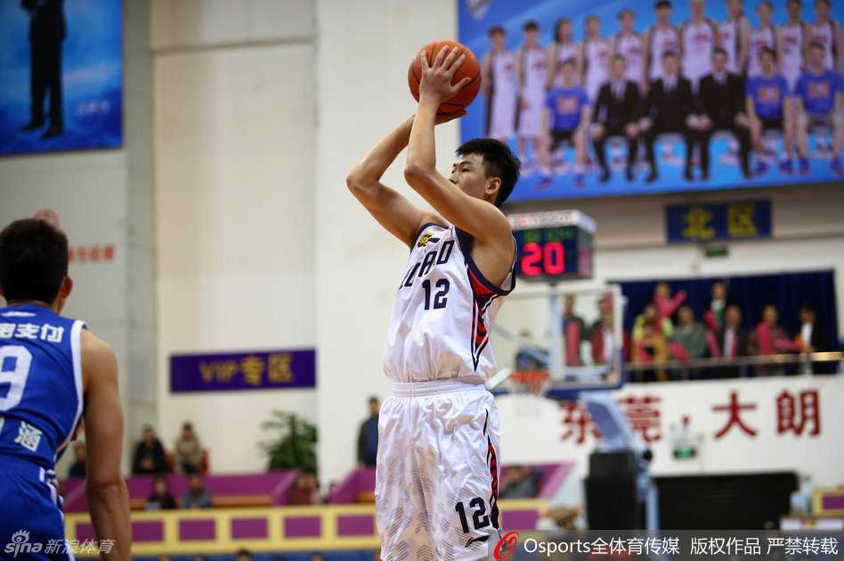 深圳队球员布朗在天津队球员克劳福德的紧逼防守下，依然自信地抛投出手，动作舒展，眼神坚定。