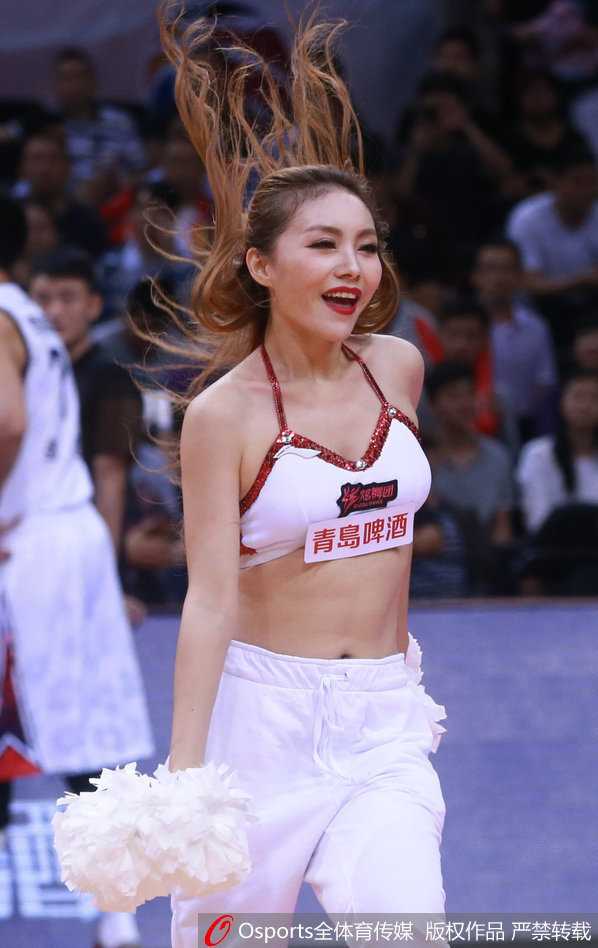 深圳主场篮球宝贝扎着清爽马尾，随着动感节拍腾空跃起，仿佛要将青春的能量直接灌注给场上的每一位球员。