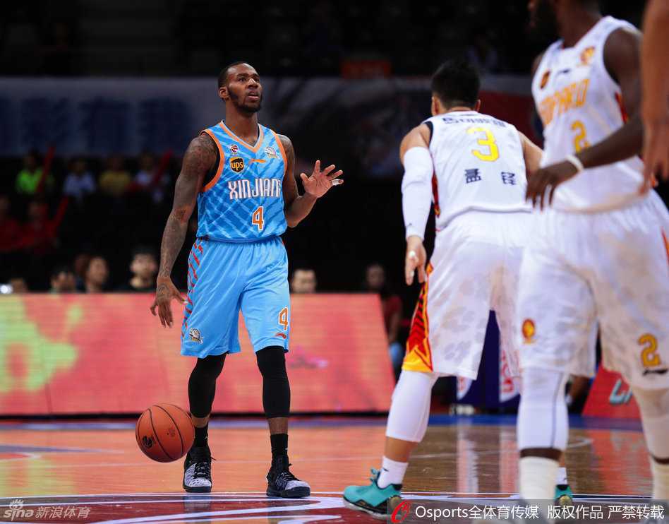 顾全在篮下激烈的对抗中找到出手机会，他倚住防守人，用柔和的手感将球放入篮筐，这是他为深圳队稳定贡献的关键得分。