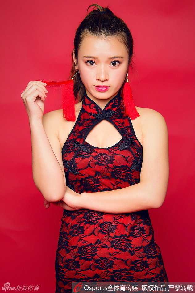 全体队员手持红色春联，笑容满面地向观众拜年，节日气氛浓郁