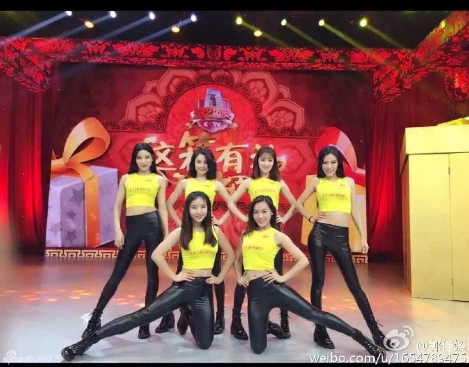 宝贝们身穿圣诞主题短裙俏皮可爱，手拿礼物盒摆出甜美表情，为冬日赛场增添一抹温暖亮色