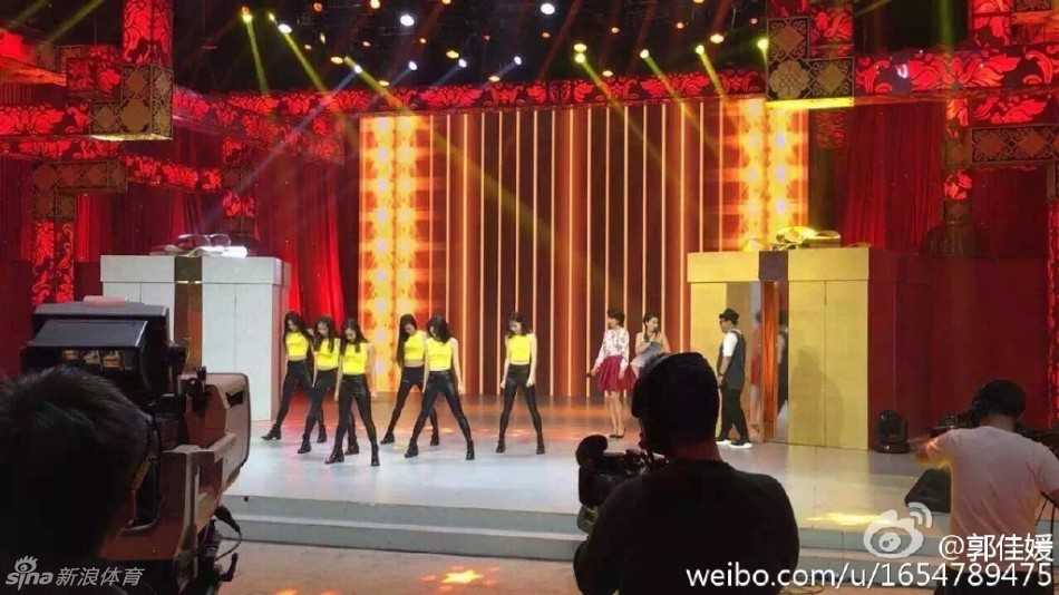 炫舞团成员身穿比基尼泳装拍摄夏日写真，健康的麦色肌肤与流畅的肌肉线条在阳光下格外迷人