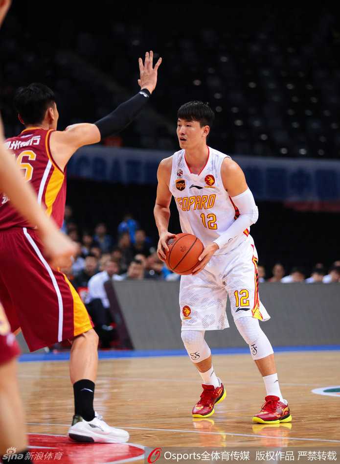 孟铎在比赛中展现了极高的篮球智商，他持球观察队友位置，随即送出一记精妙传球。