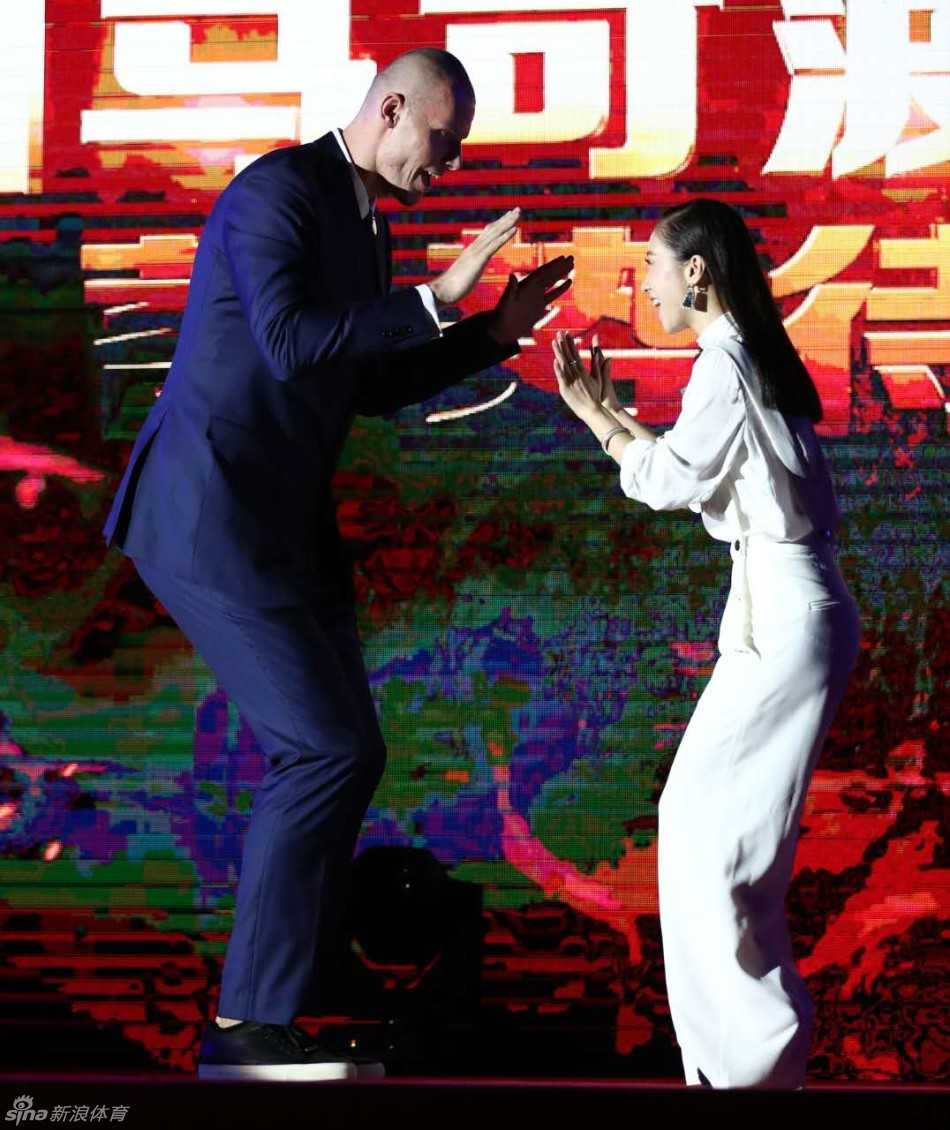 外援帕戈彻底放飞自我，双手插袋眼神睥睨，嘴角挂着狡黠的笑容，似乎在说‘看我的pose够不够酷’，搞怪的动作让现场拍摄氛围瞬间轻松起来。