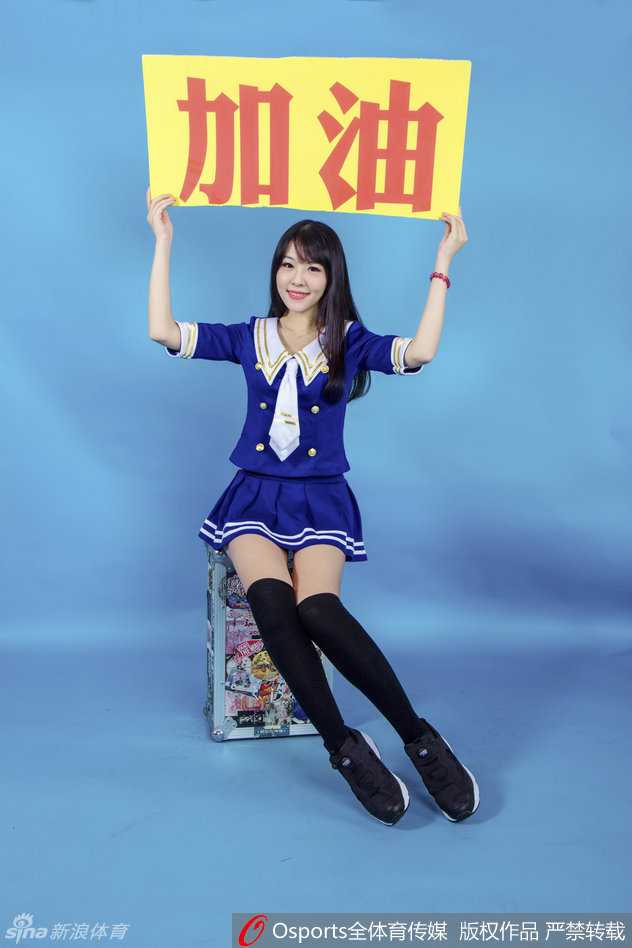 比赛中一位选手正在忘情热舞，动感的舞姿引得台下评委与观众纷纷举起手机，记录下这充满青春活力的高光时刻。