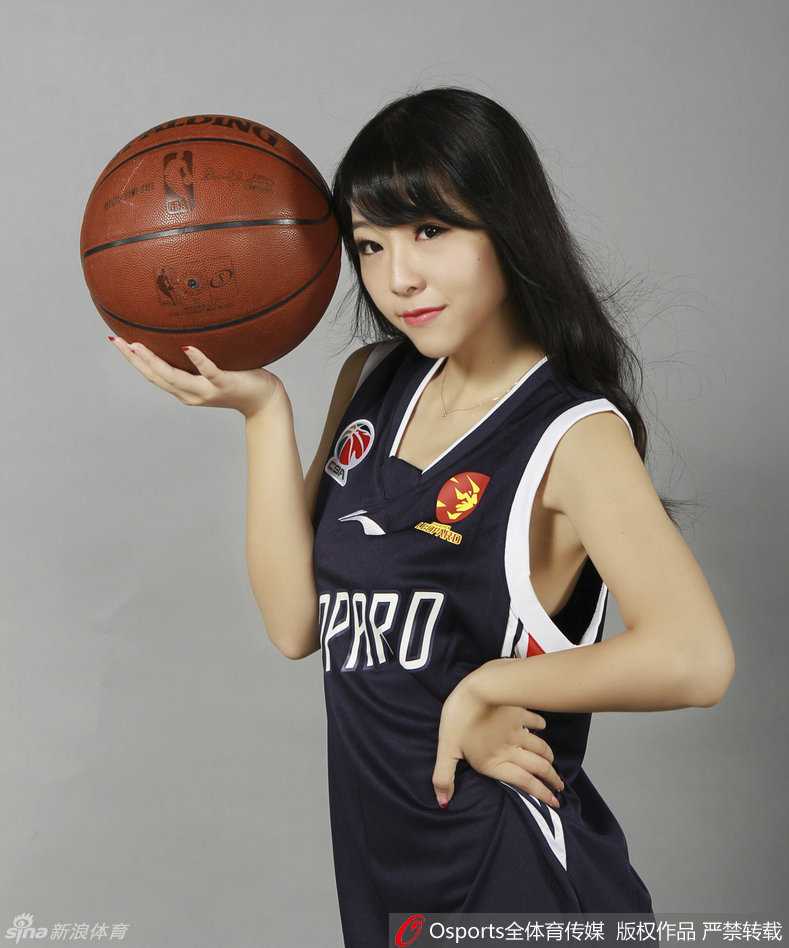 动感瞬间，长发飞扬，篮球宝贝用最灿烂的笑容和最优美的舞姿，将赛场变成欢乐的海洋。