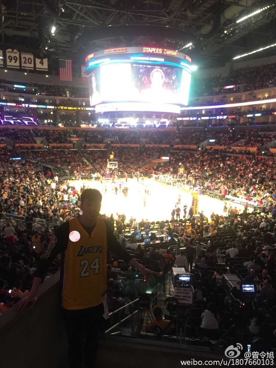 在洛杉矶的知名鞋店里，曾令旭偶遇挚友杰特，两人在琳琅满目的球鞋墙前留下合影，这一刻赛场上的硝烟化作真挚的友谊