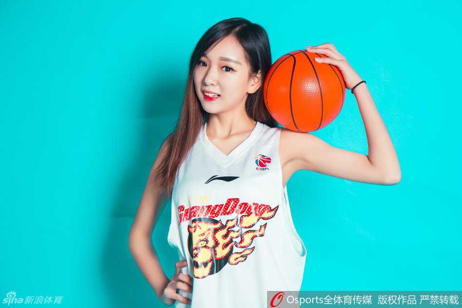 比赛暂停间隙，宏远宝贝们面向观众席摆出可爱的造型，清纯的笑容极具感染力，她们是激烈比赛中让观众放松心情的靓丽风景线