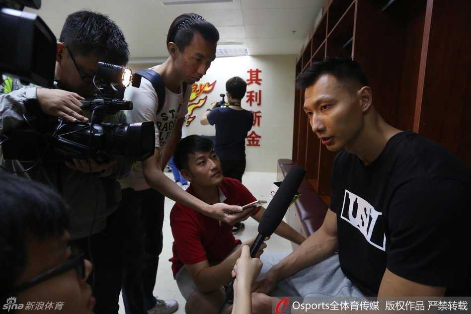 为了尽可能与更多支持者留下珍贵瞬间，易建联化身“自拍杆”，凭借一双长臂将身后热情的球迷们一同纳入镜头，场面既温馨又诙谐。