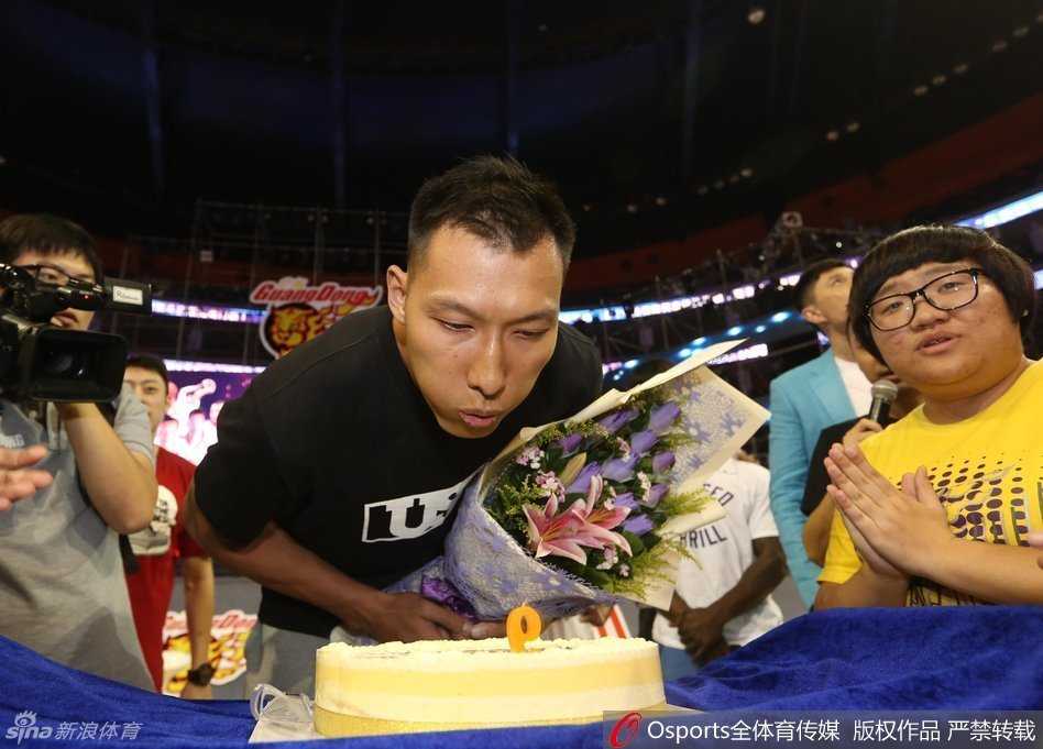 在全场数千名球迷温暖的生日歌声中，一个精美的生日蛋糕被推到场中央，易建联闭上眼睛，郑重许下心愿，现场气氛温馨而感人。