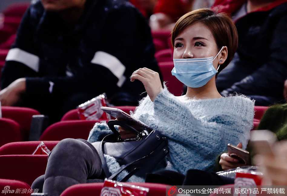 赛前热身时分，方硕女友静静坐在场边，一头清爽的短发显得干练十足，眼神专注地望着场内，似乎在为心中的他默默祈祷。