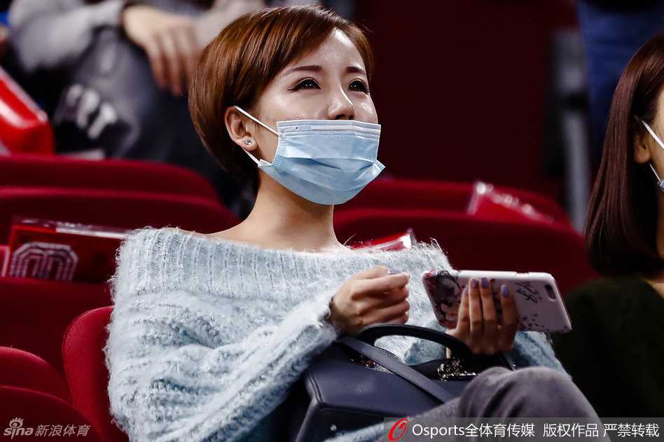 注意到大屏幕上的自己后，她眼神中闪过一丝羞涩与惊喜，目光轻轻抬起望向屏幕，那一刻的灵动瞬间被镜头捕捉。