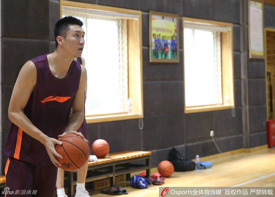 孙悦在北京队的队列中格外显眼，他利用短暂的休息时间拉伸放松，脸上带着轻松的笑意，仿佛在告诉队友：别紧张，就当是一场训练赛。他的乐观情绪感染着周围的每个人。