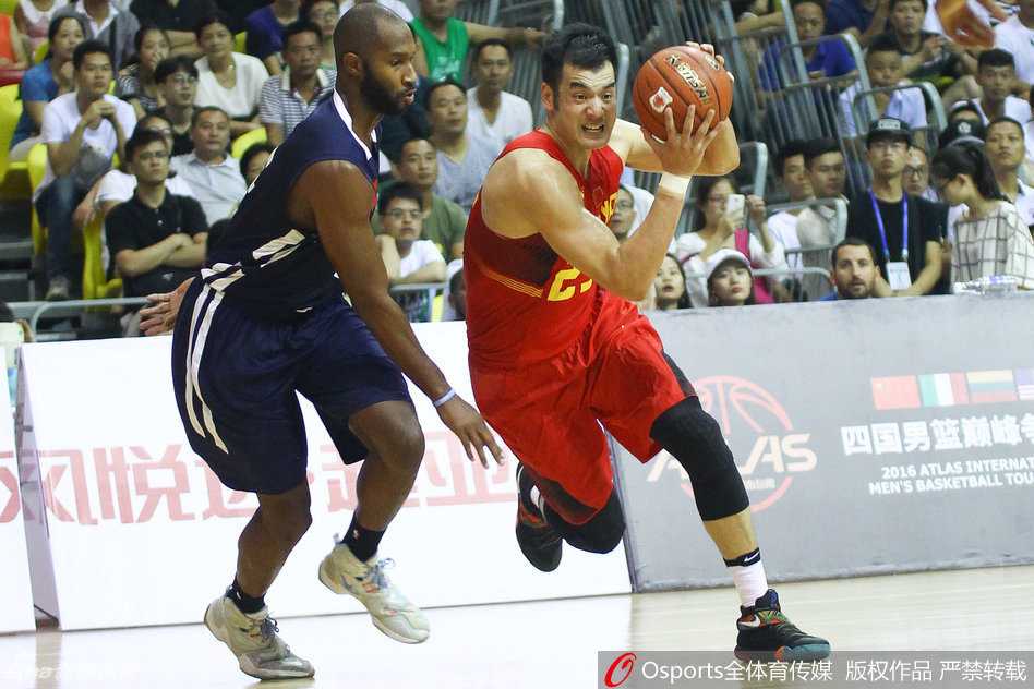 廉明在三分线外从容持球，面对美国队高大的防守者，他压低重心，双眼如炬扫描着场上的队友位置，准备发动一次关键的进攻。